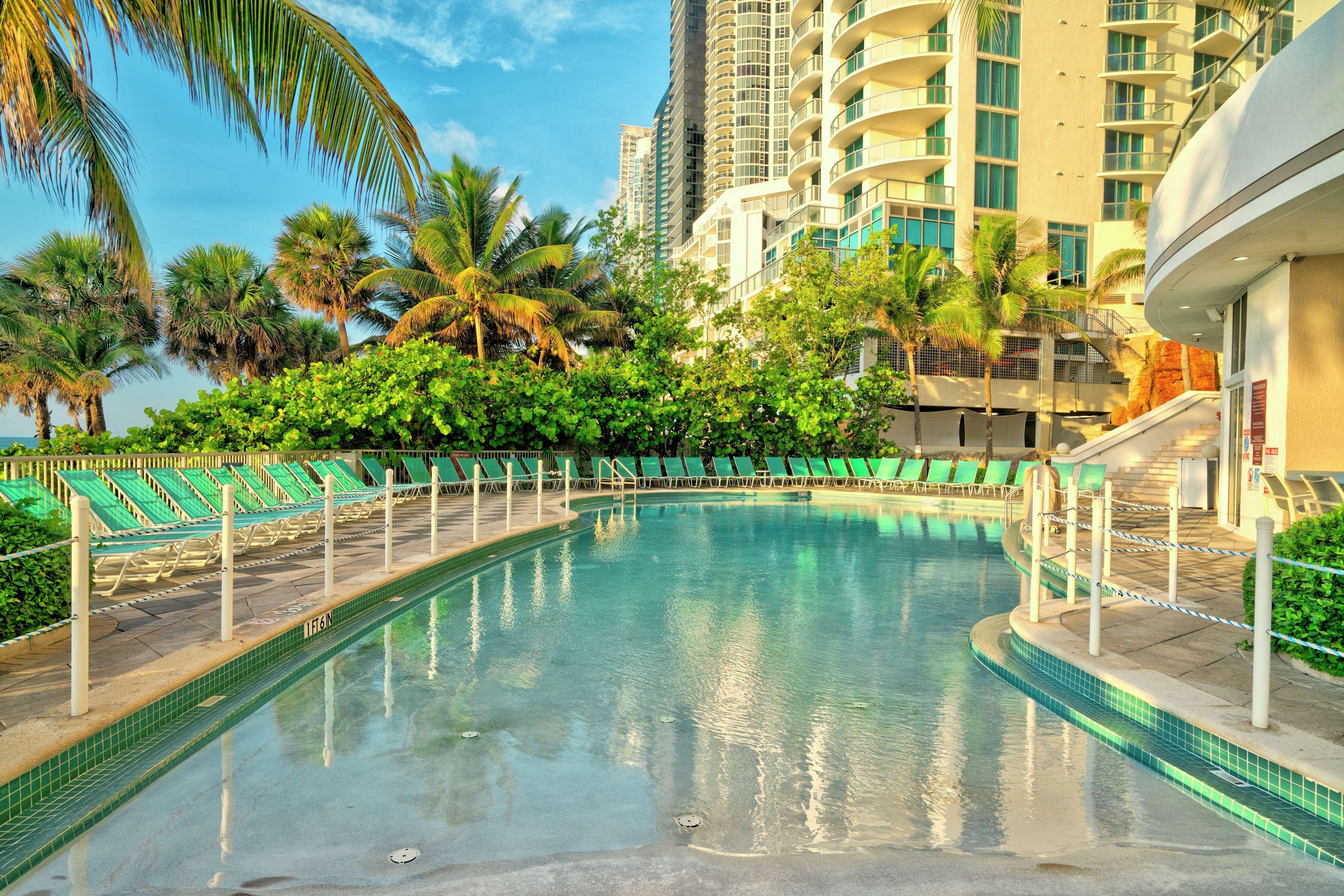 lavadora y secadora en el hall de entrada del apartamento - Picture of  DoubleTree Resort & Spa by Hilton Hotel Ocean Point - North Miami Beach -  Tripadvisor